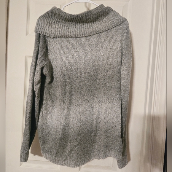 Beautiful radiant silver and gray xl sweater - Picture 2 of 4